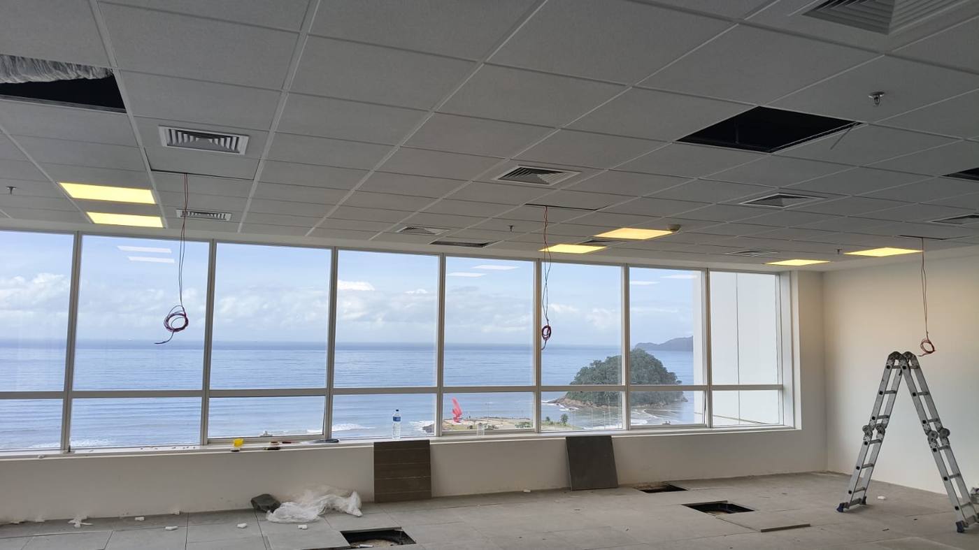 Escritório com iluminação em painéis de LED instalada pela Hargonn, com vista para o mar de Santos